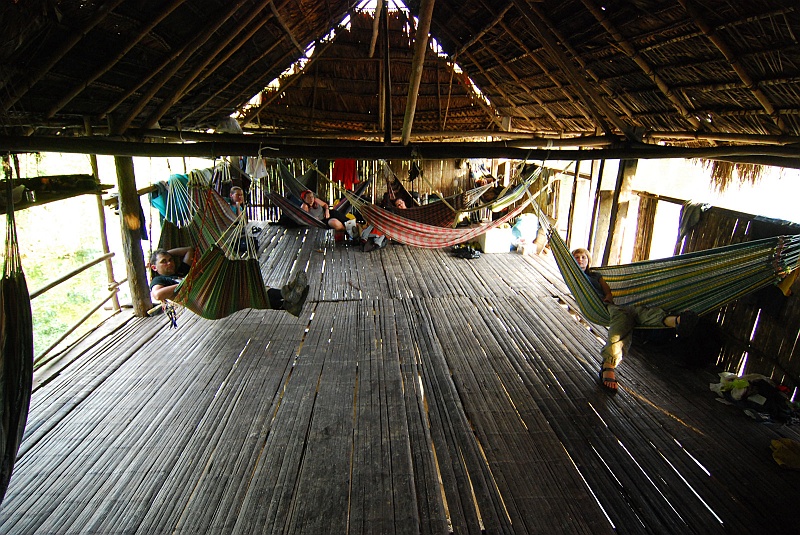 Laura i Astronom-99.JPG - A to nasze domostwo. Ścian nie ma, podłogę udało się nam również niestety przebić, ale nie leje na głowę i nie jest zimno. To jedyne pomieszczenie mieszkalne naszych gospodarzy, którzy przenieśli się na dzisiejszy wieczór do sąsiedniej chatynki. (Zdjęcie: Laura i Astronom)